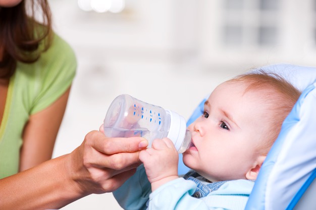 ¿Cuándo es seguro que los bebés beban agua?